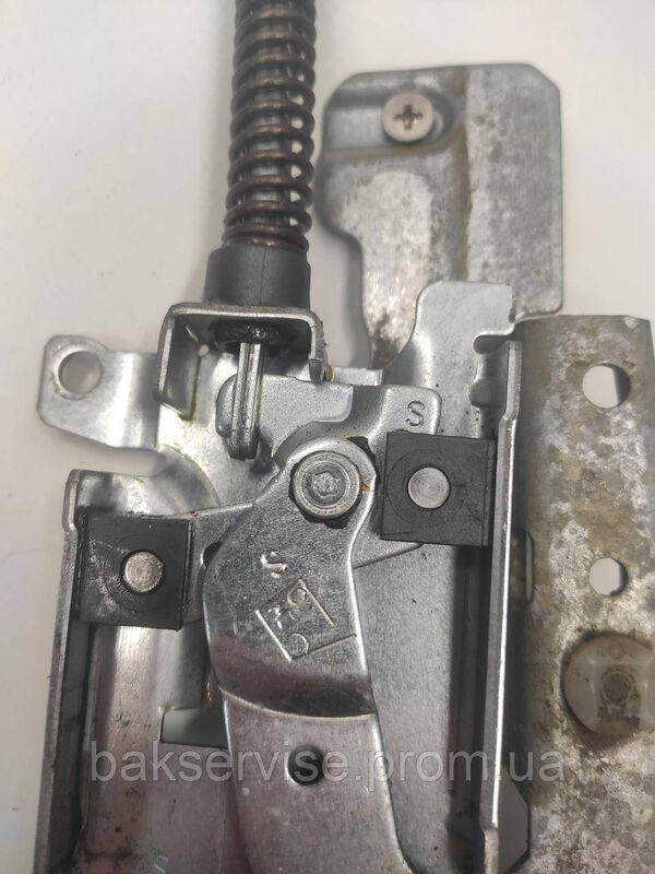 Петля дверей до посудомийної машини Electrolux 4055031332 б/у